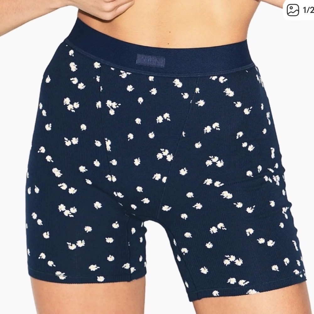 SKIMS Navy Apple Print Cotton Ribbed Boxer & Tank Set - Picture 5 of 7